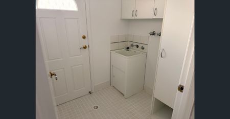 Light and Bright Freshly painted, new carpets, light fittings........ - Photo 4