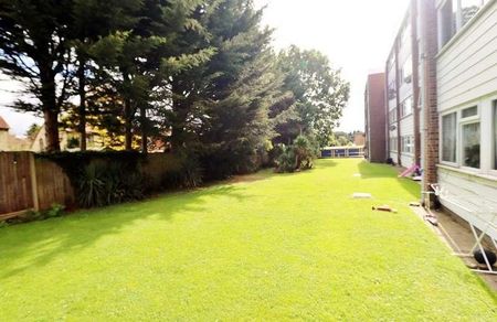 Long Green, Chigwell, IG7 - Photo 3