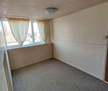 4 bedroom end of terrace house to rent - Photo 1