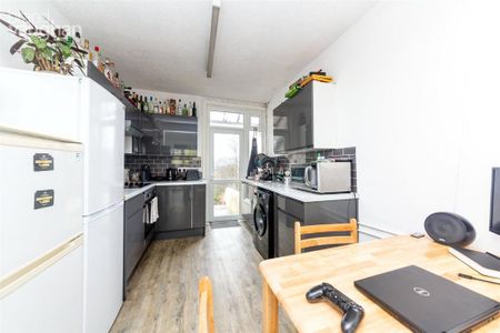 4 bedroom end of terrace house to rent - Photo 4