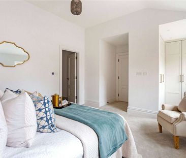 A well presented family in the newly built Berkeley Homes Sunningda... - Photo 2