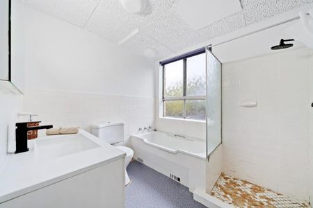 Stylish Apartment with Balcony and Pool Views - Photo 3