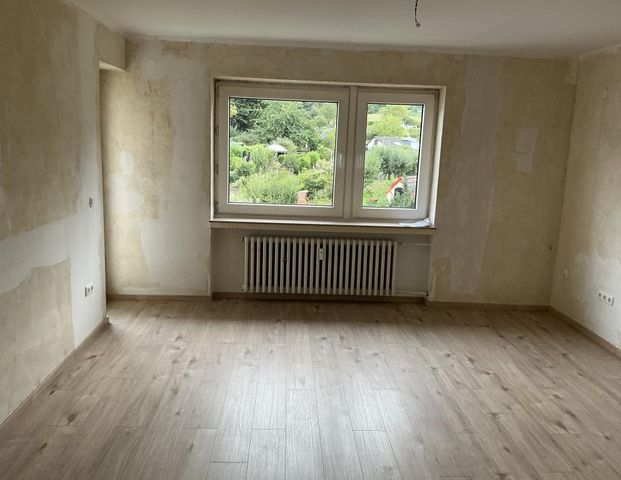 Schöne 3-Zimmer-Wohnung mit neuem Laminatboden und Balkon in Hagen Eilperfeld! - Photo 1