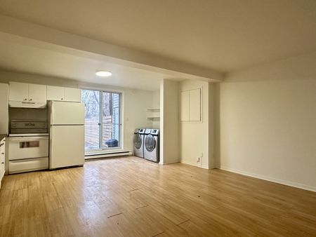 Logement de deux chambres (1 chambre + bureau) offert en location semi-meublée dans le secteur de Ville-Marie. - Photo 4