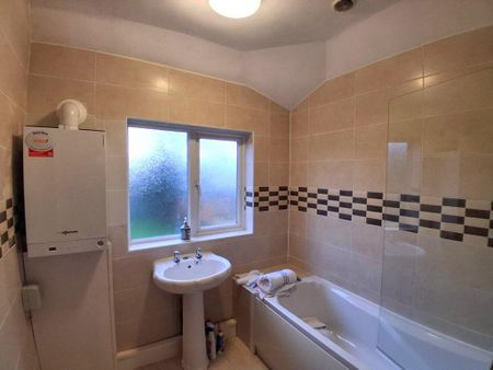 3 bedroom semi-detached house to rent - Photo 5