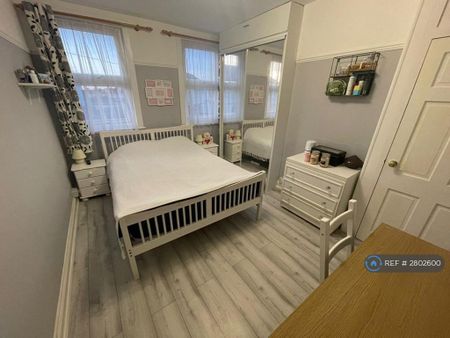 3 bedroom end of terrace house to rent - Photo 5