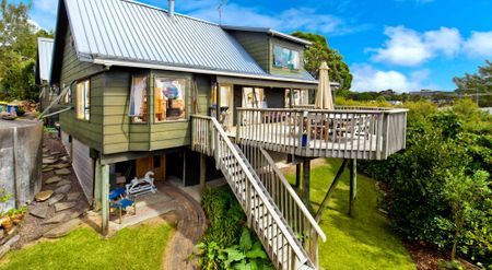 Sun-Drenched Spacious Family Home! - Photo 5