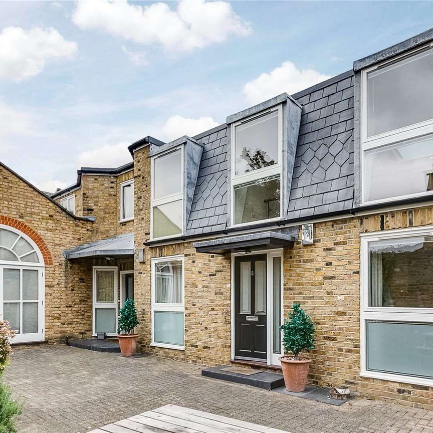 A modern one bedroom home located in a gated mews. - Photo 1