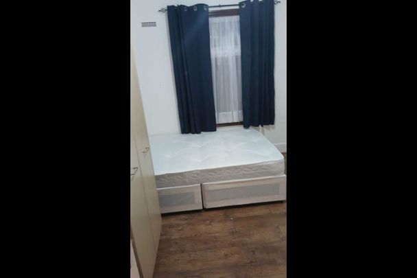 Room in a Shared House, Milverton Gardens, IG3 - Photo 1