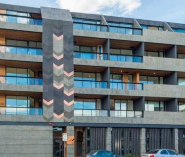 Large, Top Floor Apartment with Amazing City Views! - Photo 4