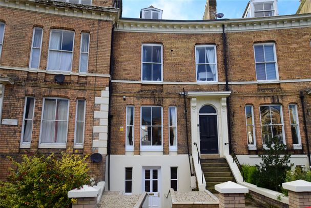 2 bed apartment to rent in Royal Crescent, Scarborough, YO11 - Photo 1