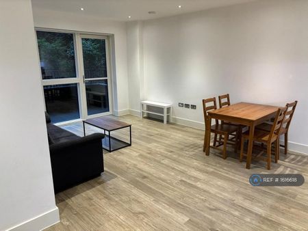2 bedroom flat to rent - Photo 2