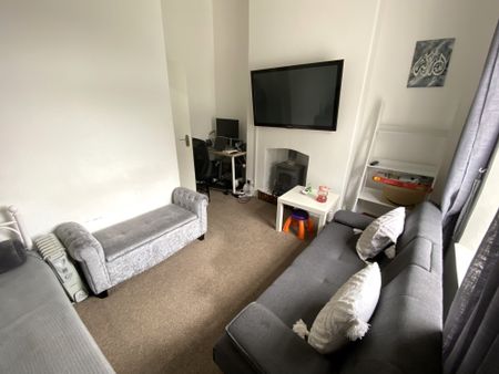 £1,300 PCM, Spacious Modern Three Bedroom, Two Bathroom Maisonette with Large Enclosed Garden in Splott Road, Cardiff, CF24 2DA - Photo 2