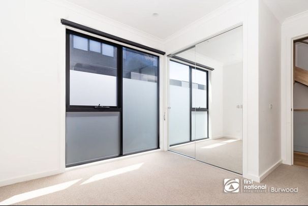 Designer townhouse with short walks to the beach and CBD - Photo 1