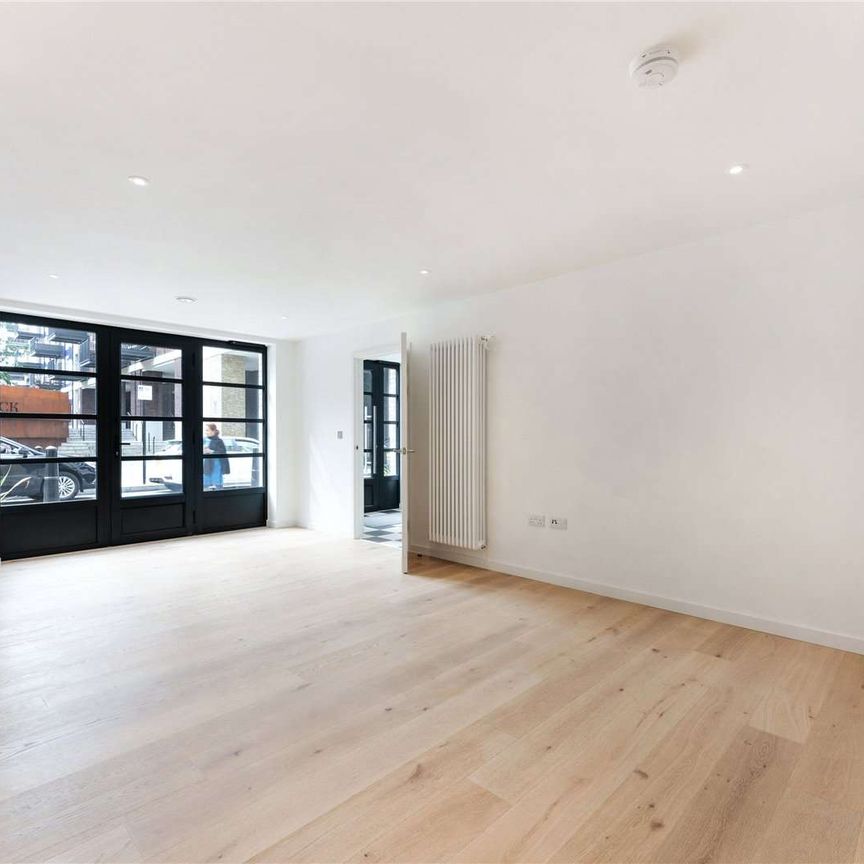 Internally designed to a high standard, this stunning 3-bedroom, 3-bathroom townhouse in the sought-after Good Luck Hope development offers the perfect blend of luxury and comfort. - Photo 1