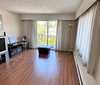 Large 2 Bedroom with Balcony in Heart of Highgate - Photo 2