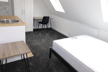 1 bedroom in a house share to rent - Photo 2