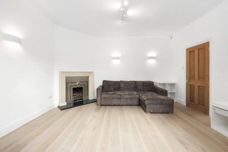 4 bedroom house in London - Photo 2