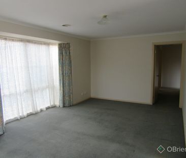 Spacious 3‑Bed Unit in Quiet Langwarrin Location - Photo 1