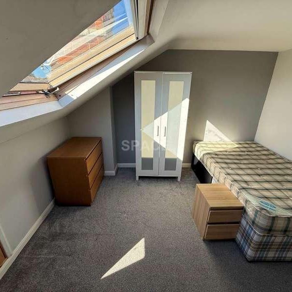 Grange Avenue, Univerity, RG6 - Photo 1