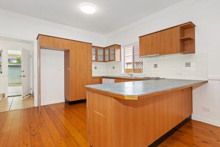 CHARMING THREE BEDROOM COTTAGE - GREAT LOCATION! - Photo 3