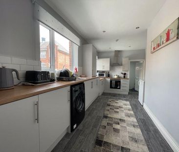 1 bedroom in a flat share to rent - Photo 5