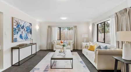 Royal Oak, large home with 3 bedrooms plus a study - Photo 2