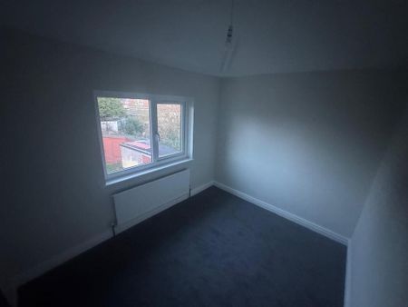 3 bedroom end of terrace house to rent - Photo 4