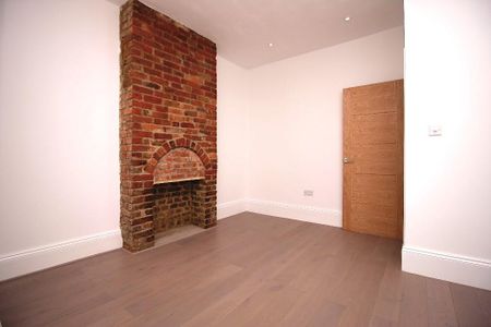 1 Bed Flat, Albert Square, E15 - Photo 3