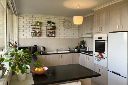 RENOVATED TWO-BEDROOM APARTMENT WITH STUNNING BAY VIEWS! - Photo 4