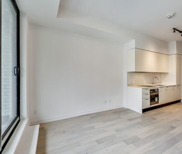 Bright & Spacious 1 Bedroom Condo on Queen St W - Photo 3