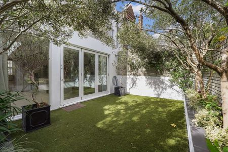 Generously proportioned house with enviable entertaining space moments from Clapham Common - Photo 2