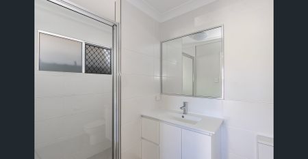 Contemporary Living Awaits: Gorgeous Three-Bedroom Home in Kelso, Just One Year Old! - Photo 5