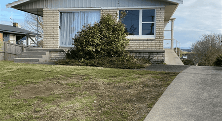 Three bedroom Brick Home - Photo 5