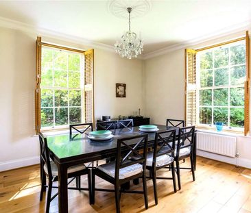 A stunning first floor apartment set in a gated development in Sunn... - Photo 3