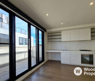 Stylish One-Bedroom Apartment with Two Balconies in the Heart of Windsor - Photo 5