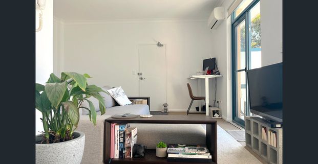Stunning Top Floor Pet Friendly Apartment - Photo 1