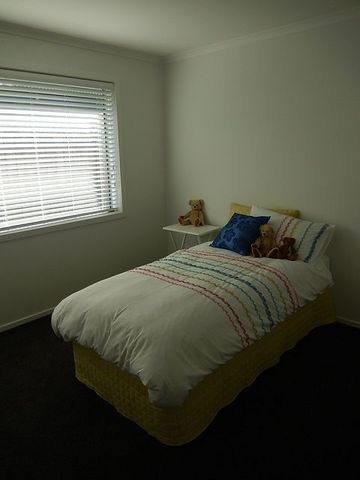Short Fixed Term - Stunning 4BR Family Haven Stoke - Photo 4