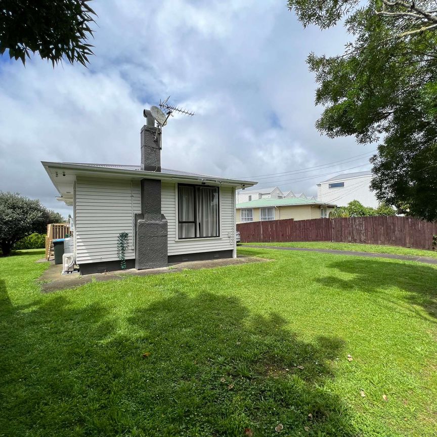 Spacious Mount Wellington Home - Photo 1