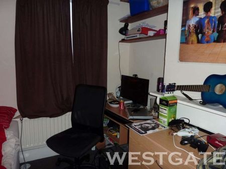 5 Bed - St Peters Road, University Area - Photo 3
