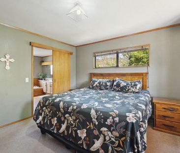 Spacious 4 bedroom home - Photo 2