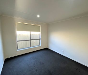 Modern 4 Bedroom Home - Photo 5