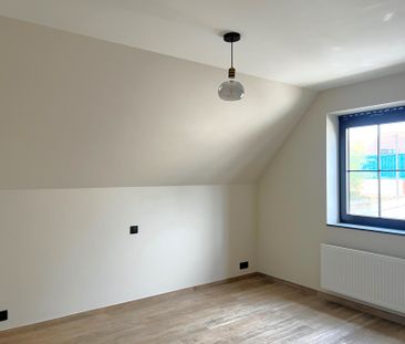 Alleenstaande woning met 3 slaapkamers, tuin en carport. - Photo 3