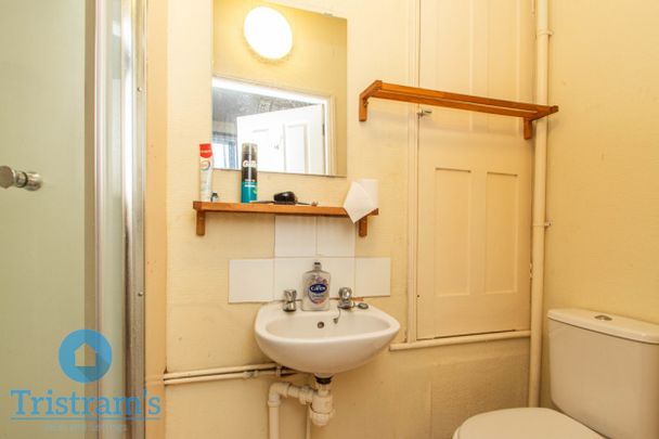 References Pending - 4 bed Mid Terraced House - Photo 1