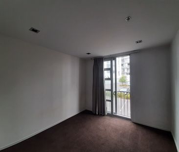 2 Bedroom Spacious Apartment with 2 Carparks - Photo 4