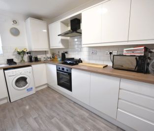 2 bedroom Flat in Flat 4, Leeds - Photo 4