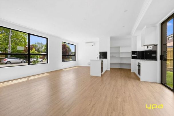 Brand New Spacious 4-Bedroom Home in Notting Hill - Photo 1