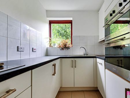 Price £2,000 pcm - Available Now - Part Furnished - Photo 5