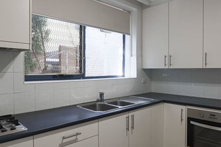 2/16 Mitford Street, St Kilda, VIC 3182 - Photo 2