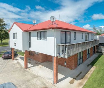 Conveniently located within walking distance to the university and ... - Photo 2